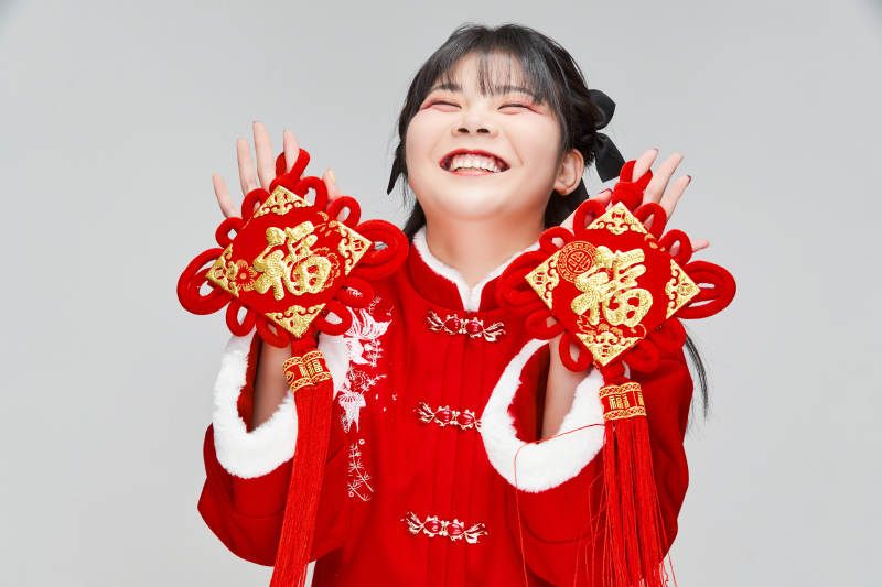 手拿福字身穿喜庆汉服的可爱少女图片