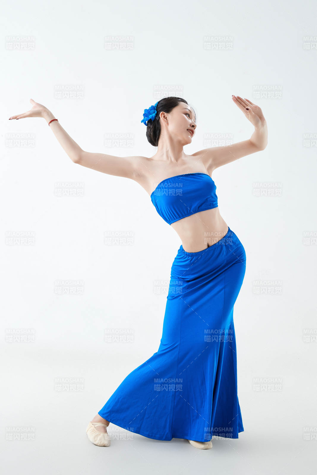 穿着傣族服饰跳孔雀舞的少女图片