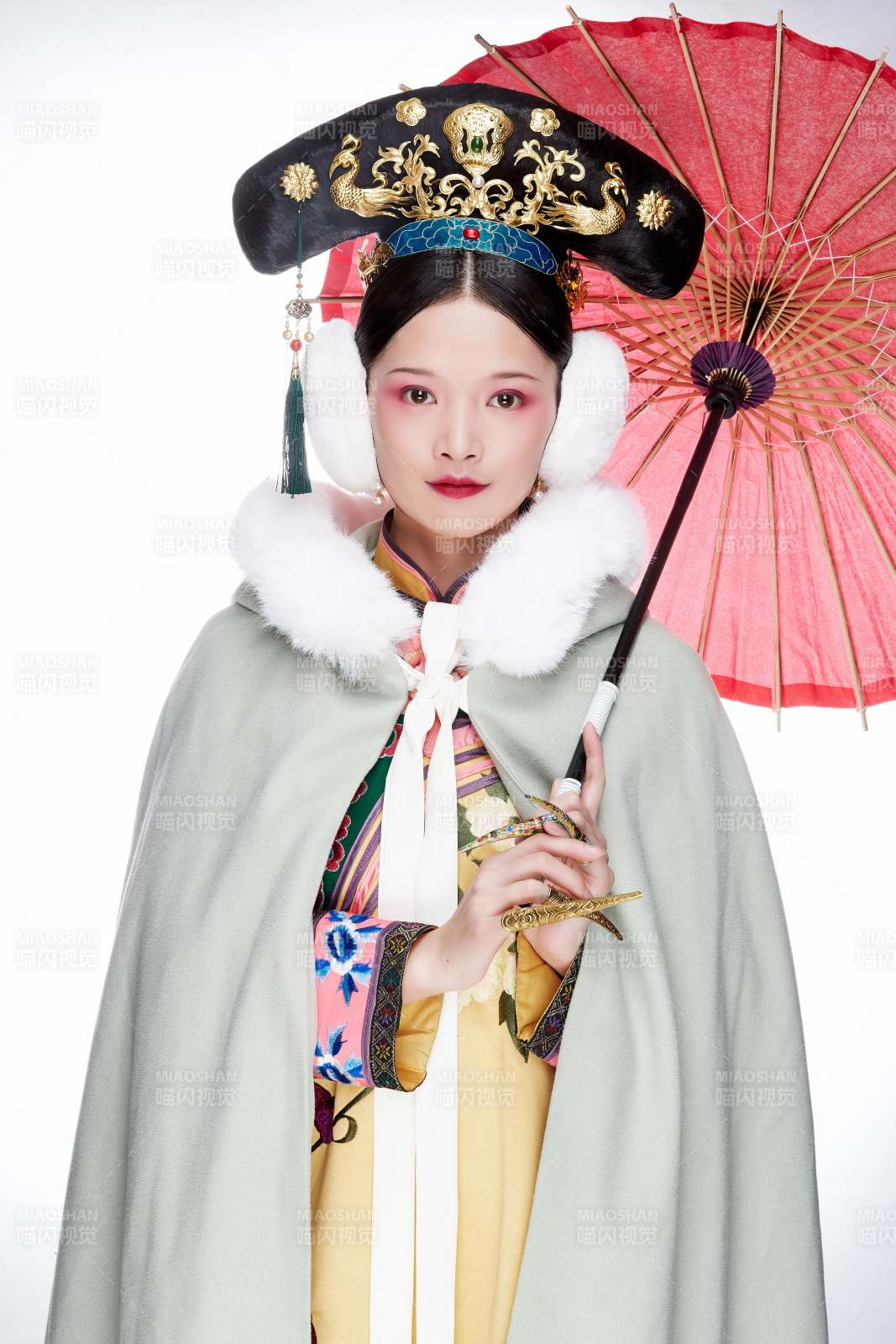 白色背景下的清代女性古装造型清朝古装图片