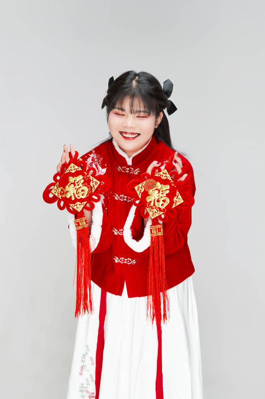 手拿福字身穿喜庆汉服的可爱少女图片