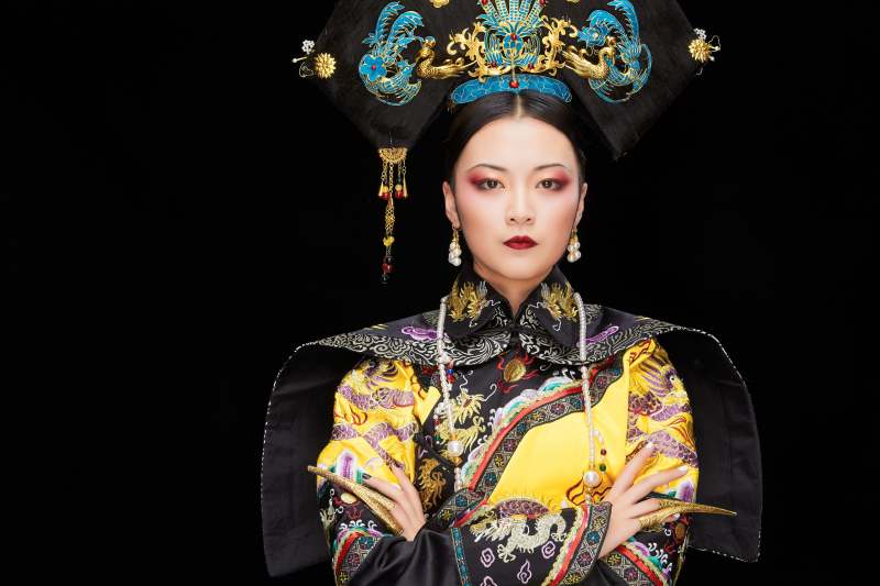 黑色背景下的清代皇后古装造型清朝古装图片