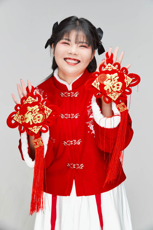 手拿福字身穿喜庆汉服的可爱少女图片