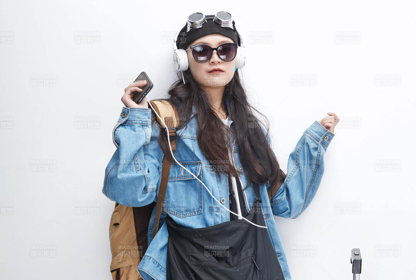 手里拿着手机准备出发的美丽东方女孩图片