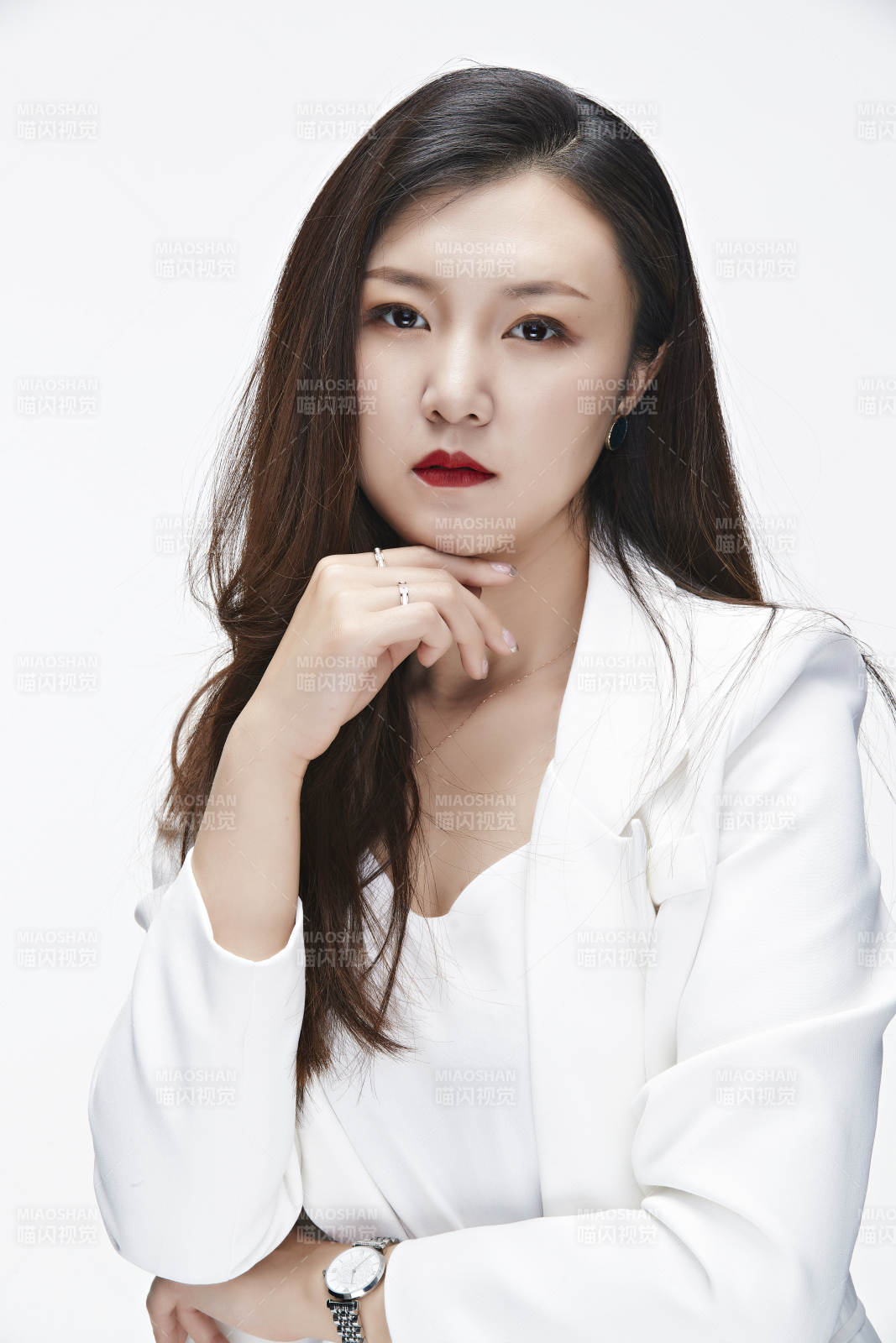 影棚拍摄白色背景亚洲年轻女性商务人像图片