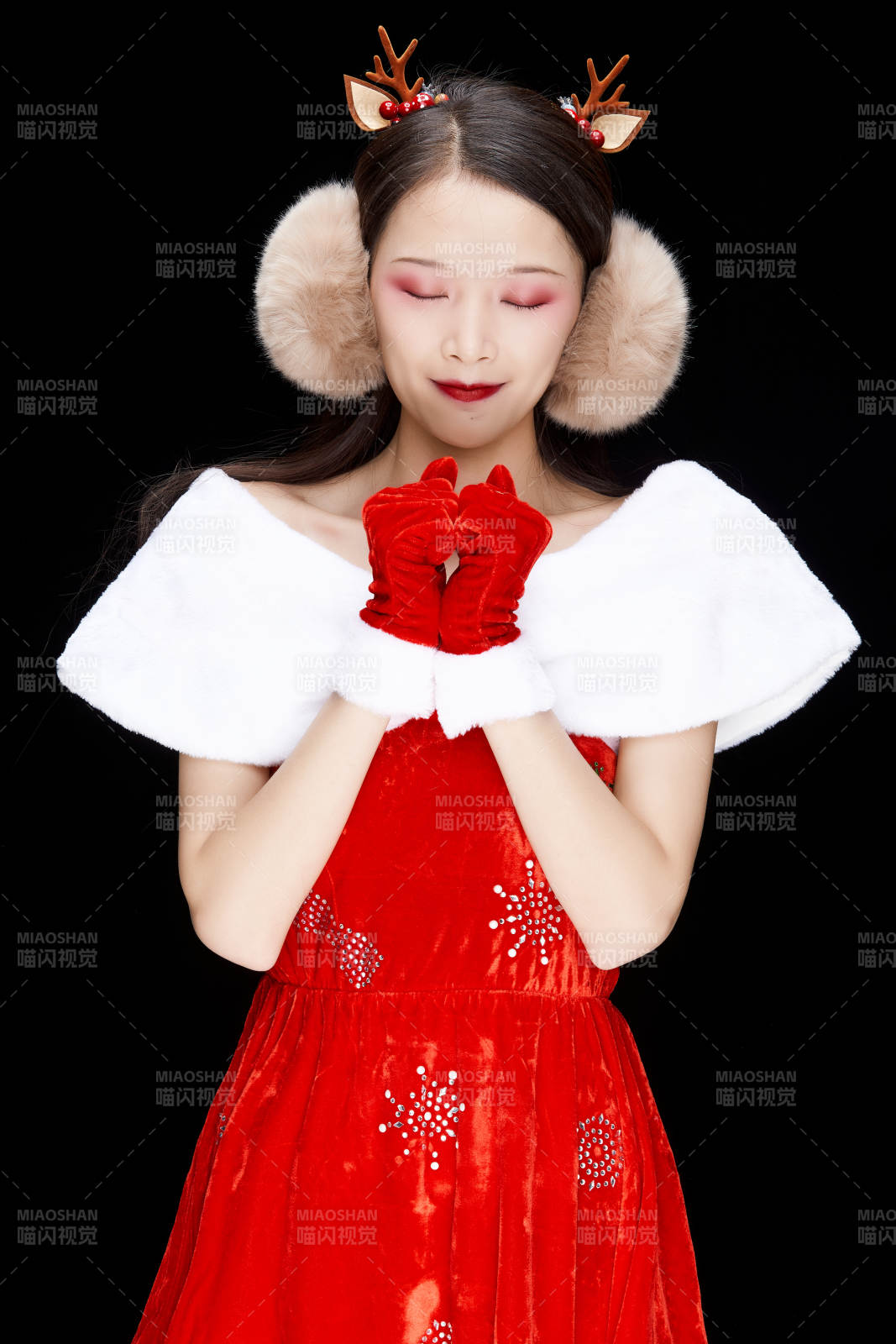 身穿圣诞服饰手提购物袋性感可爱的圣诞女郎图片