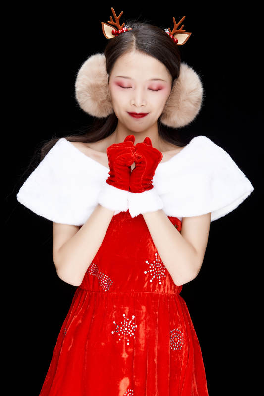 身穿圣诞服饰手提购物袋性感可爱的圣诞女郎图片