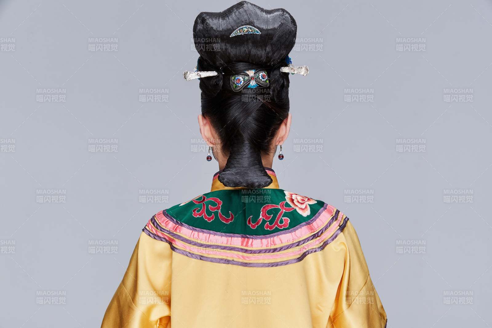 白色背景下的清代女性古装造型清朝古装图片