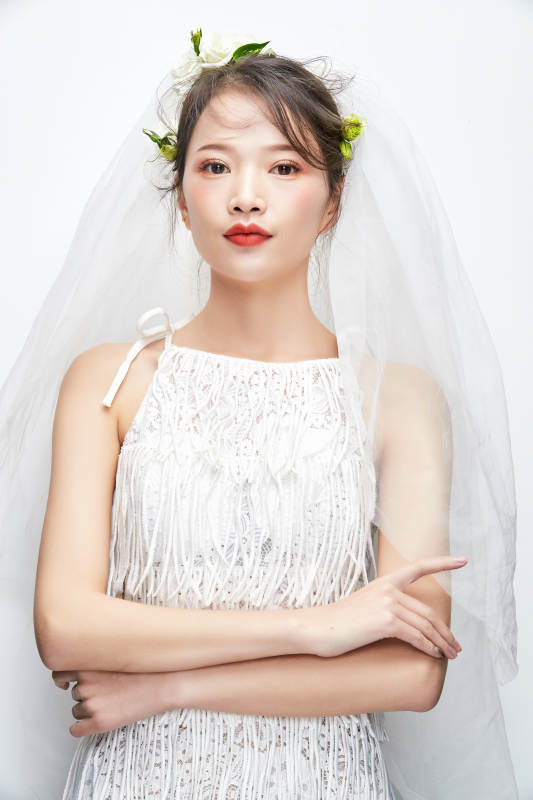棚拍白色背景下的新娘美妆图片