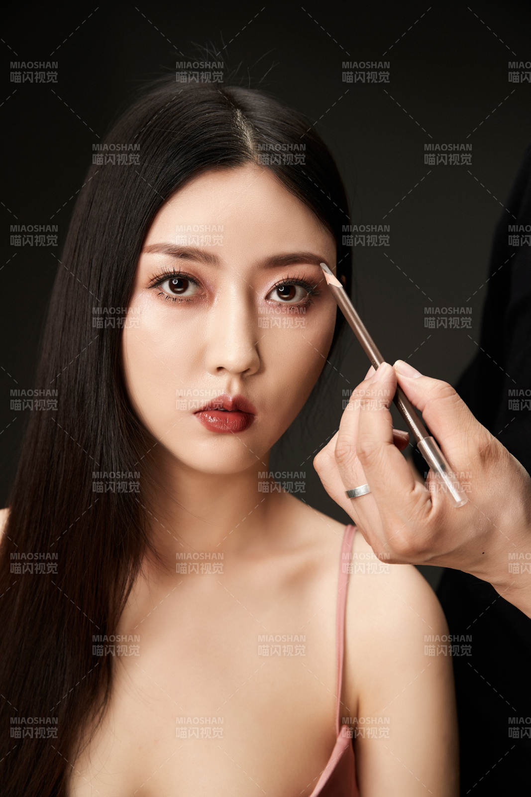 进行美妆化妆的化妆师与模特图片