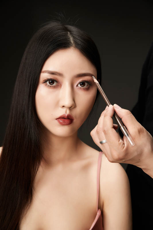 进行美妆化妆的化妆师与模特图片