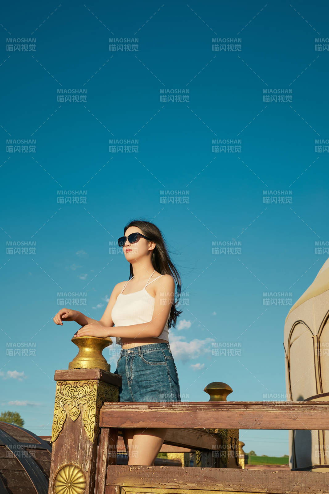 草原湿地公园游玩拍照的亚洲少女图片