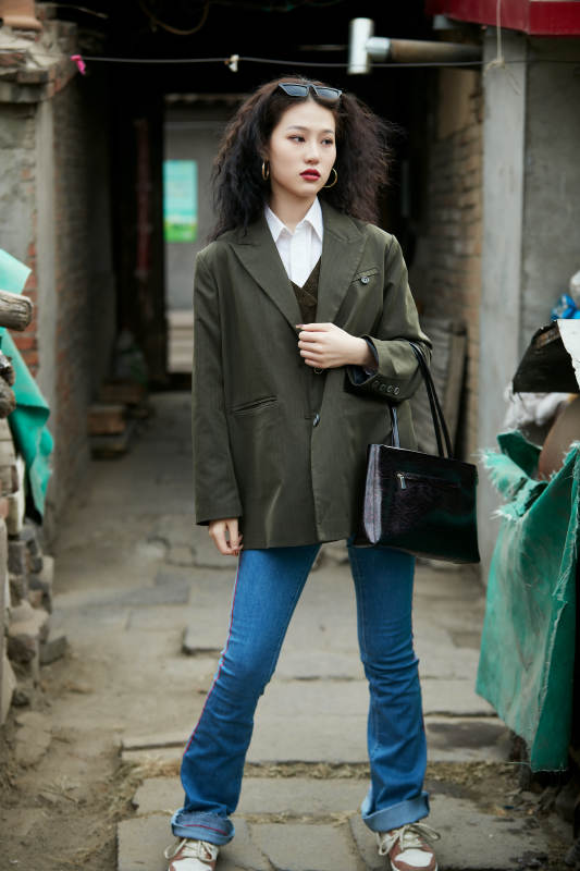 老旧城区里穿着复古港风的美丽清纯少女图片