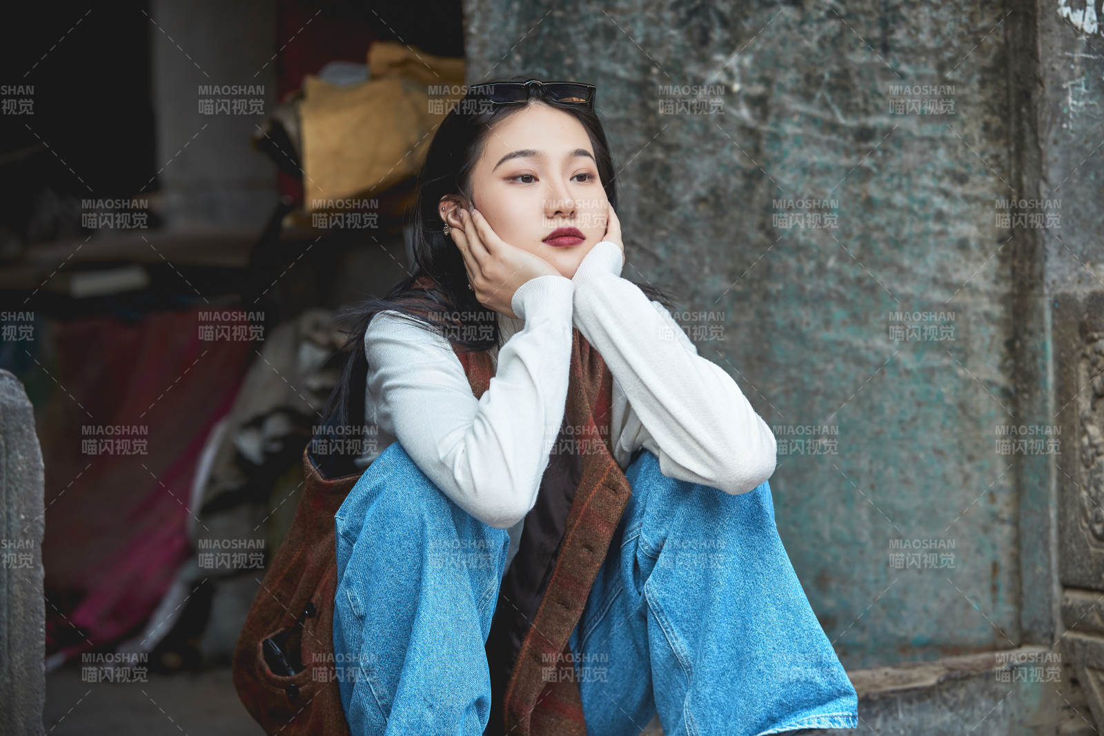 老旧城区里穿着复古港风的美丽清纯少女图片