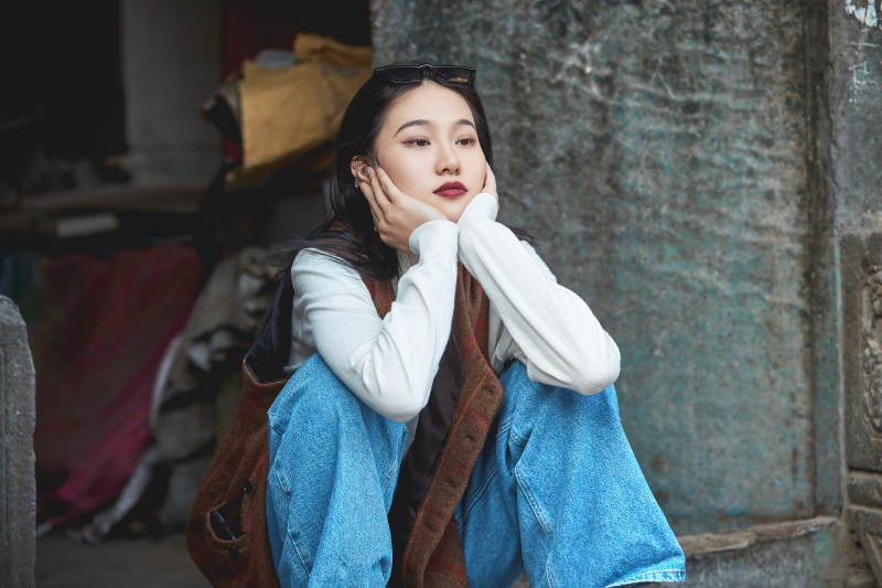 老旧城区里穿着复古港风的美丽清纯少女图片