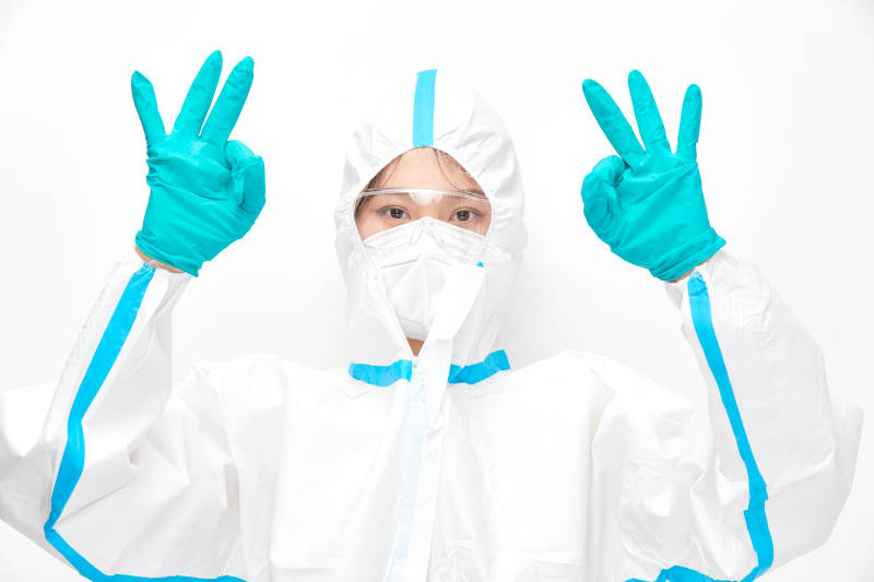 穿白色防护服佩戴护目镜口罩的女性医疗人员图片