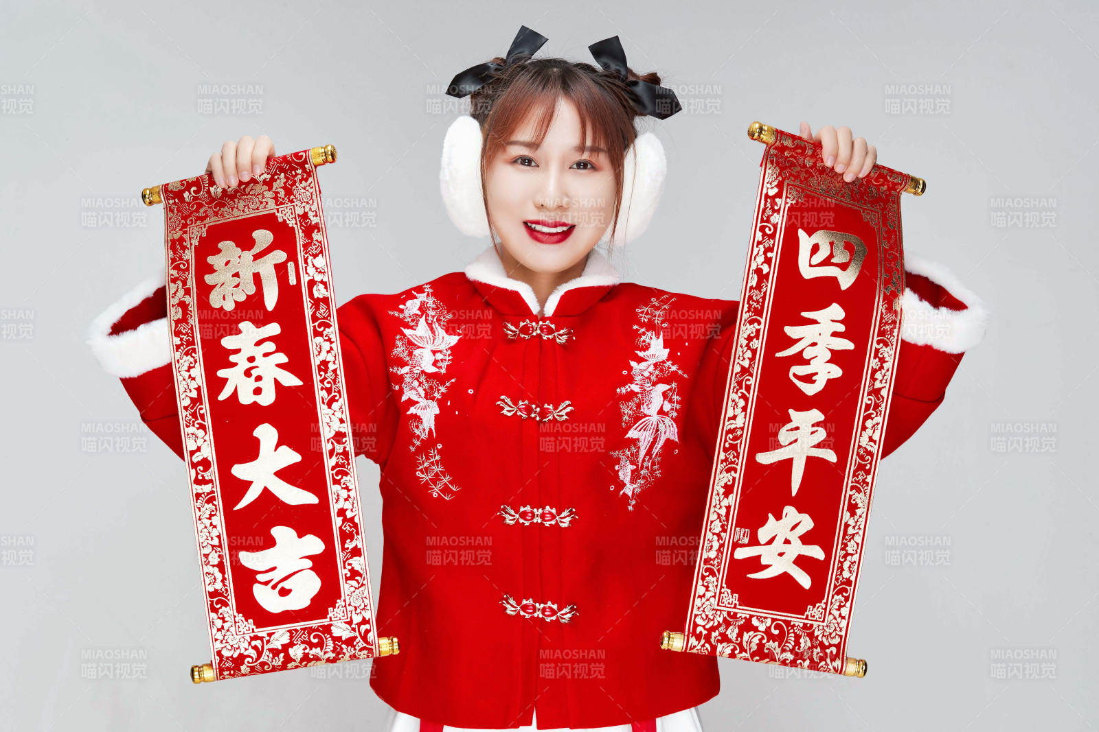 手持春联身穿喜庆汉服的可爱少女图片