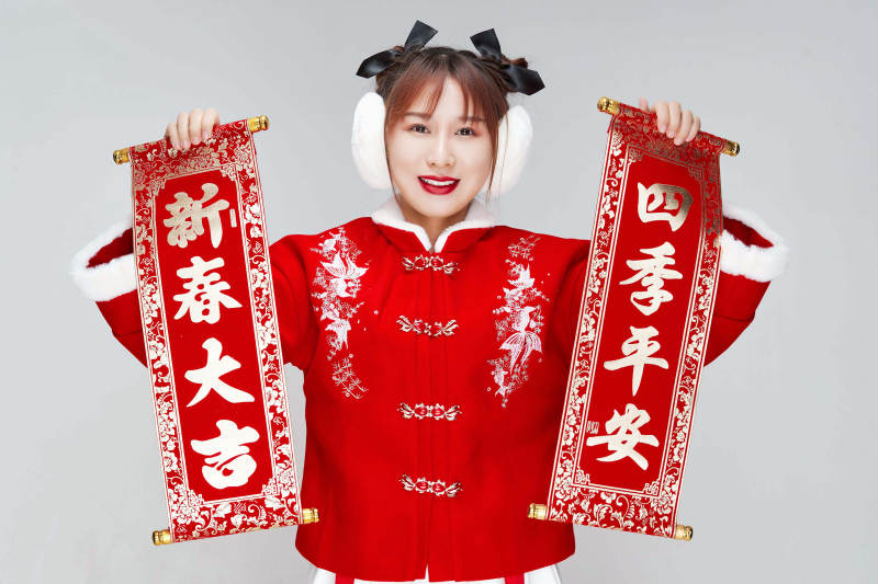 手持春联身穿喜庆汉服的可爱少女图片