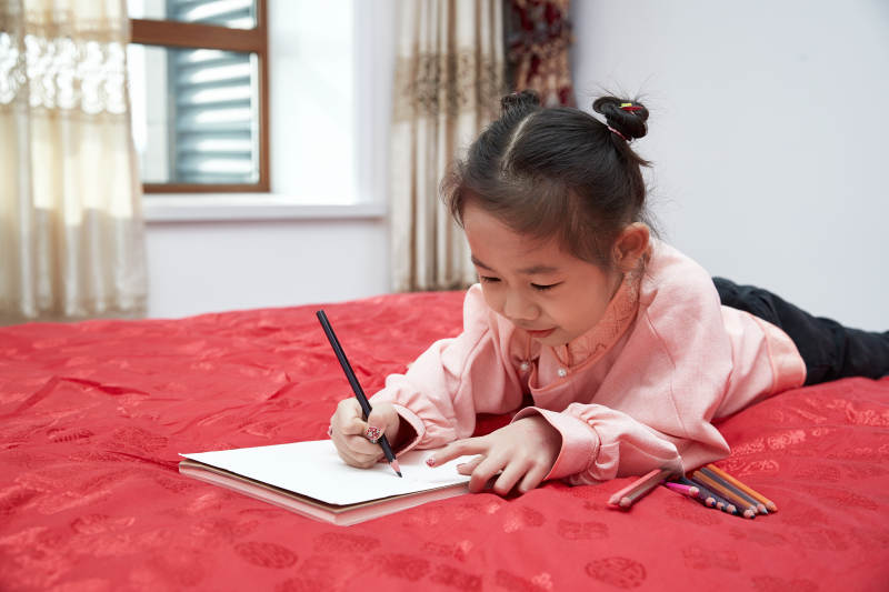 在家玩耍的亚洲小女孩图片