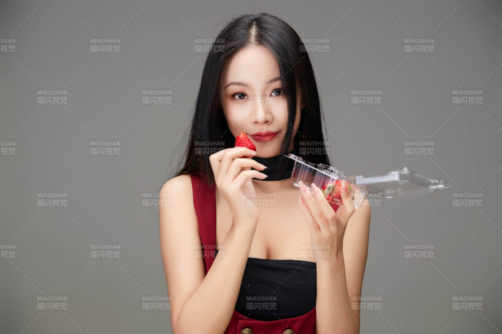吃水果的亚洲东方长发少女图片