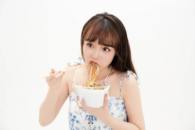 大吃特吃的亚洲可爱少女人像图片