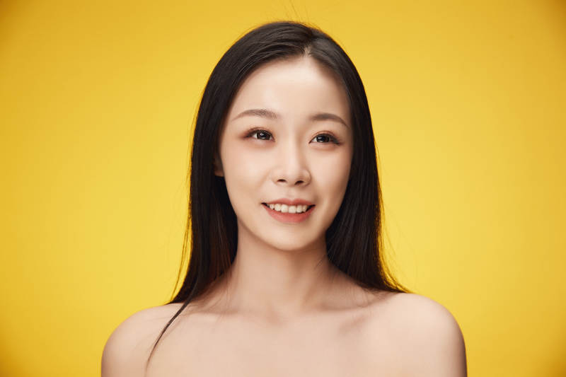 亚洲美女面部特写化妆护肤图片