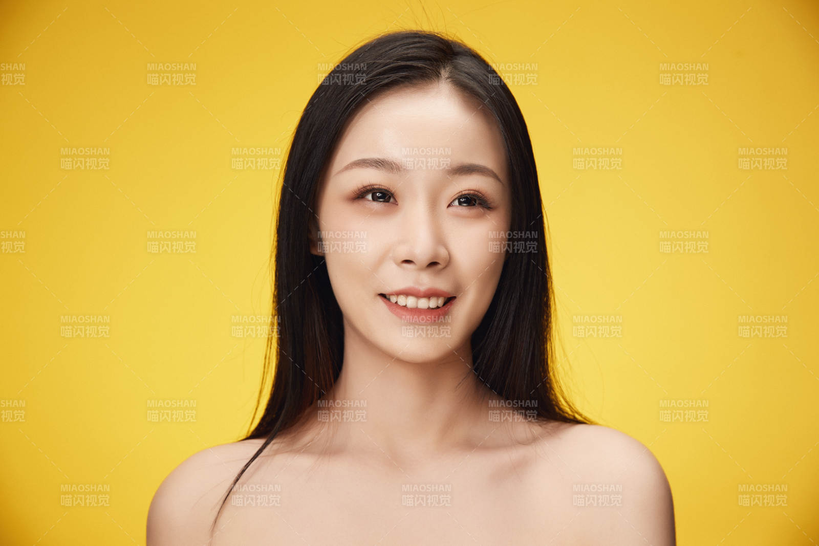 亚洲美女面部特写化妆护肤图片