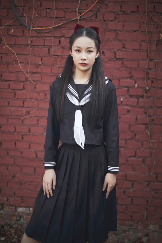 日系户外公园穿jk校服的少女图片