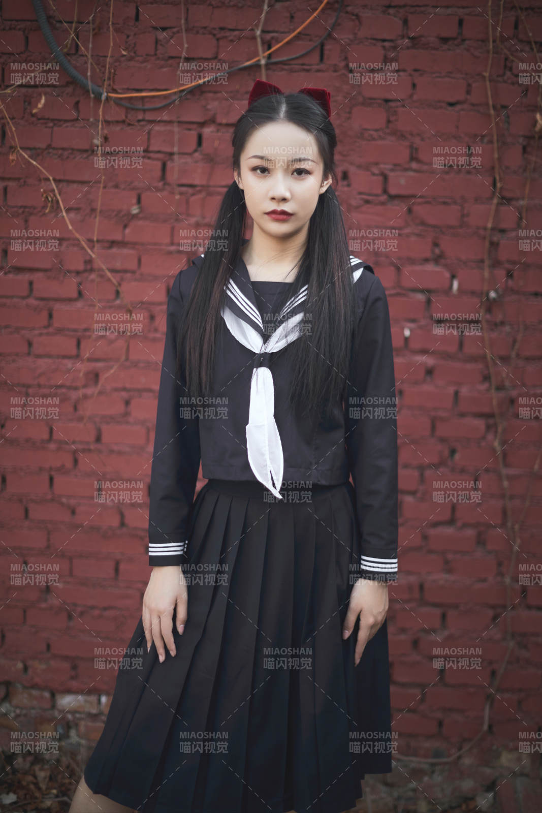 日系户外公园穿jk校服的少女图片