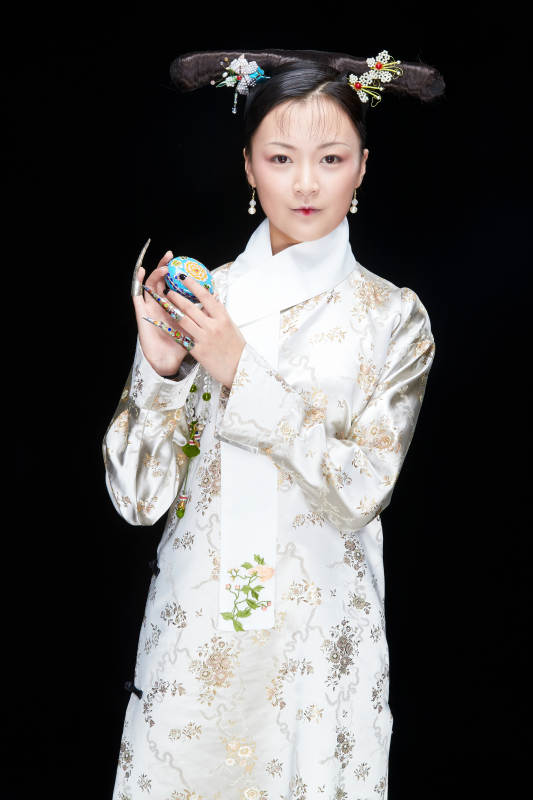 黑色背景下的清代女性古装造型清朝古装图片