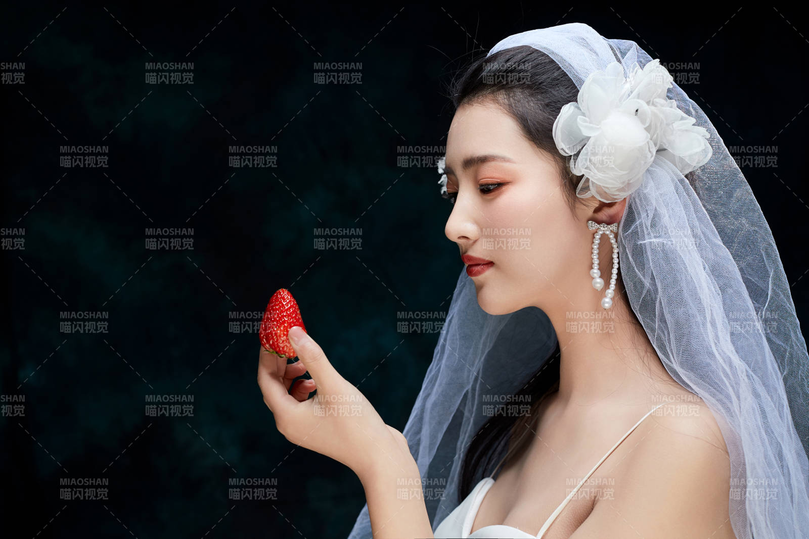 黑色背景下的女性复古婚纱妆面图片