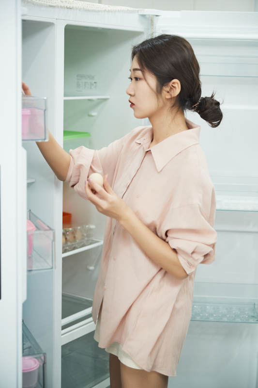 在厨房下厨的年轻亚洲女性图片