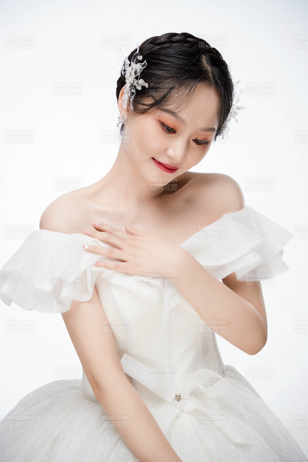 女性婚纱妆面图片
