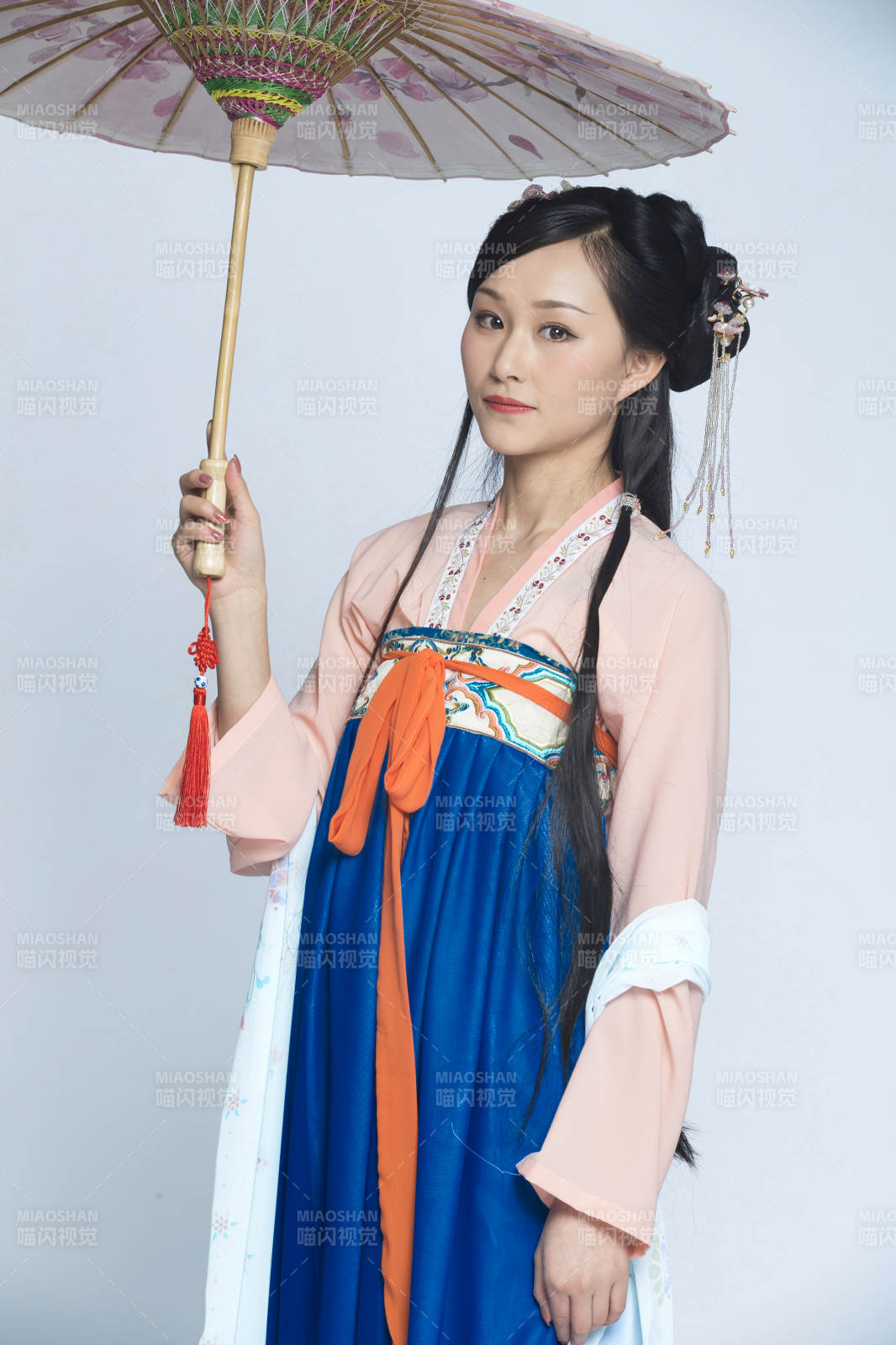 身穿古装的汉服女性人像汉服影棚拍摄图片