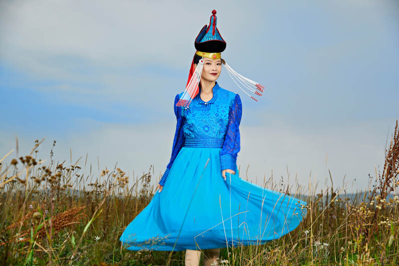 草原上身穿豪华蒙古族服饰的蒙族少女图片