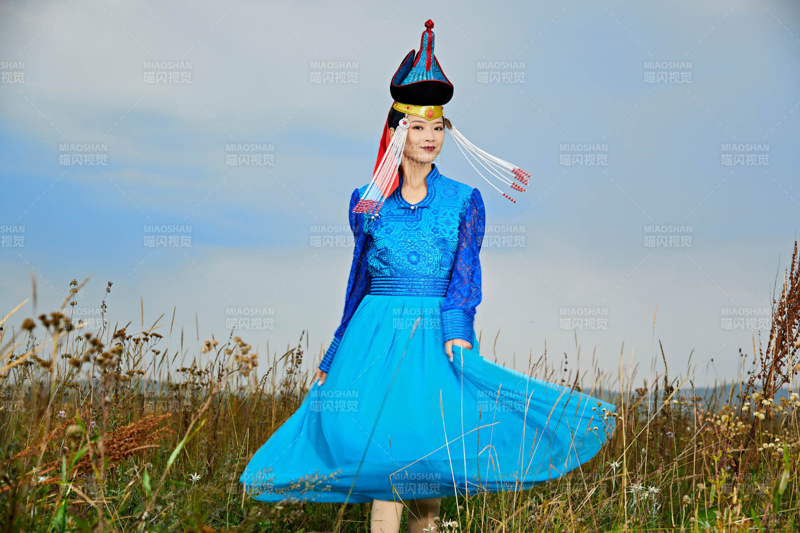 草原上身穿豪华蒙古族服饰的蒙族少女图片