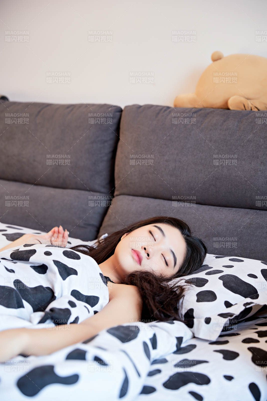 年轻女性睡在在舒适的床上图片