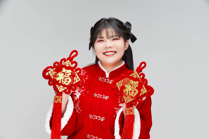 手拿福字身穿喜庆汉服的可爱少女图片
