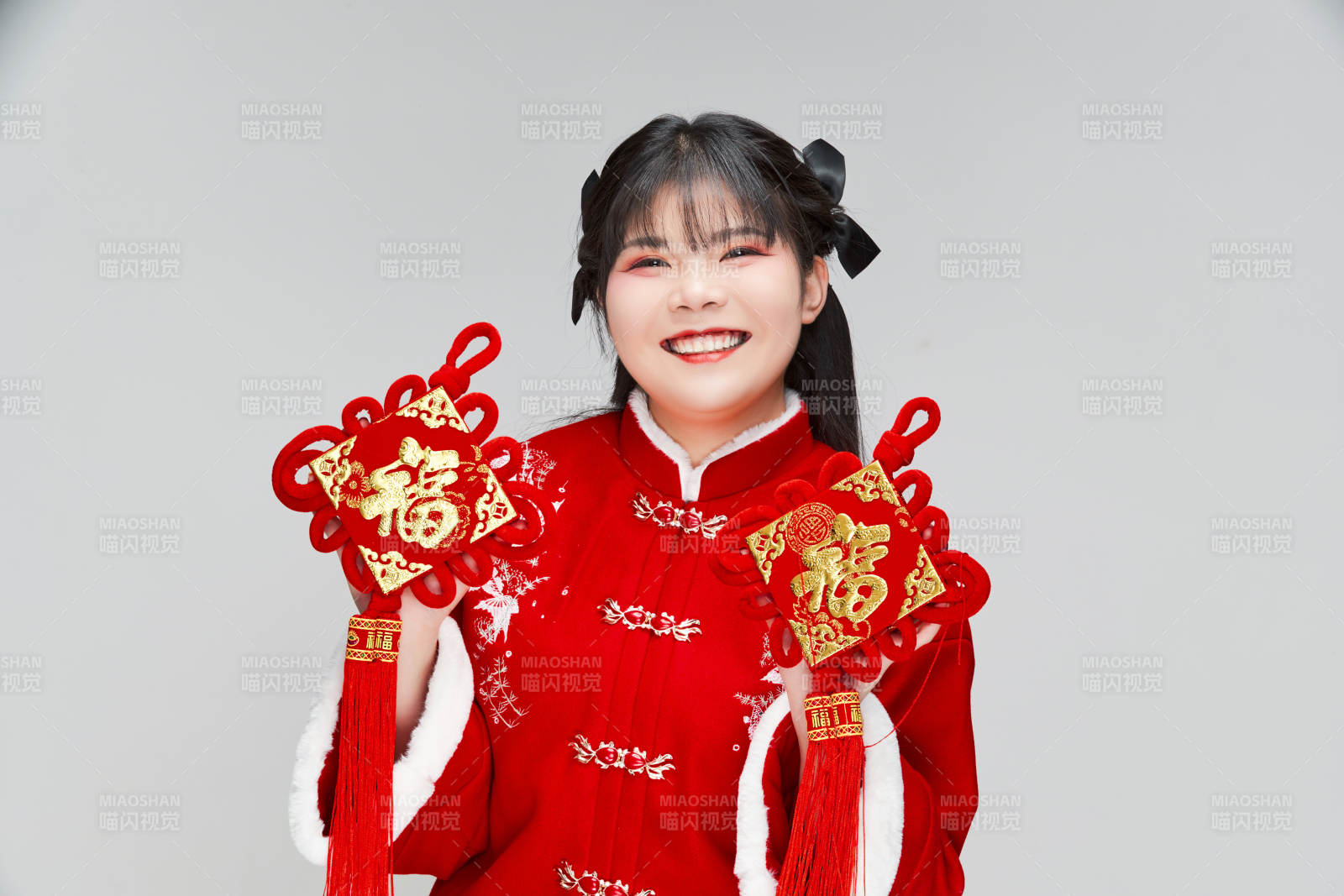 手拿福字身穿喜庆汉服的可爱少女图片