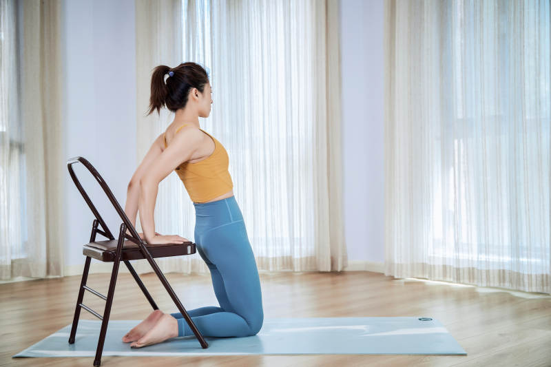 做瑜伽动作的亚洲年轻女性图片