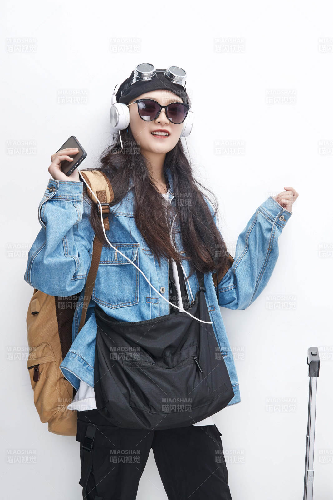 手里拿着手机准备出发的美丽东方女孩图片