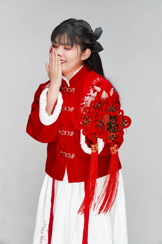 手拿福字身穿喜庆汉服的可爱少女图片