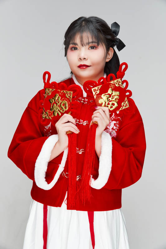 手拿福字身穿喜庆汉服的可爱少女图片