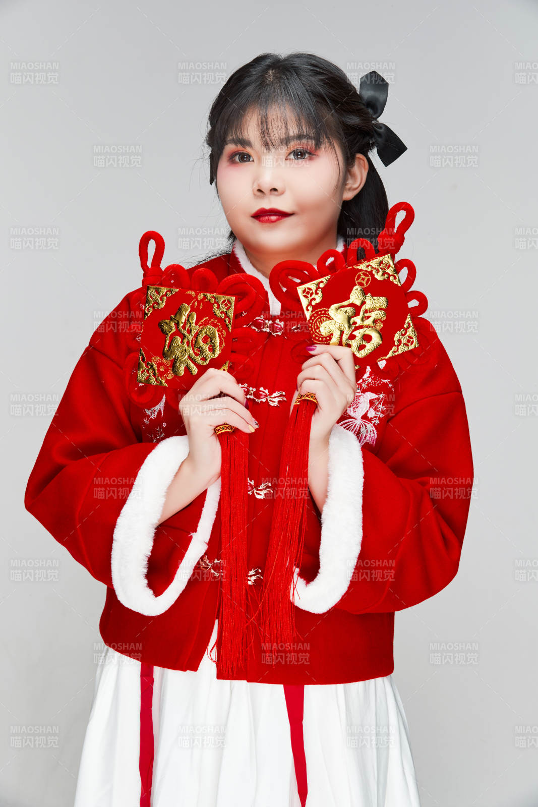 手拿福字身穿喜庆汉服的可爱少女图片