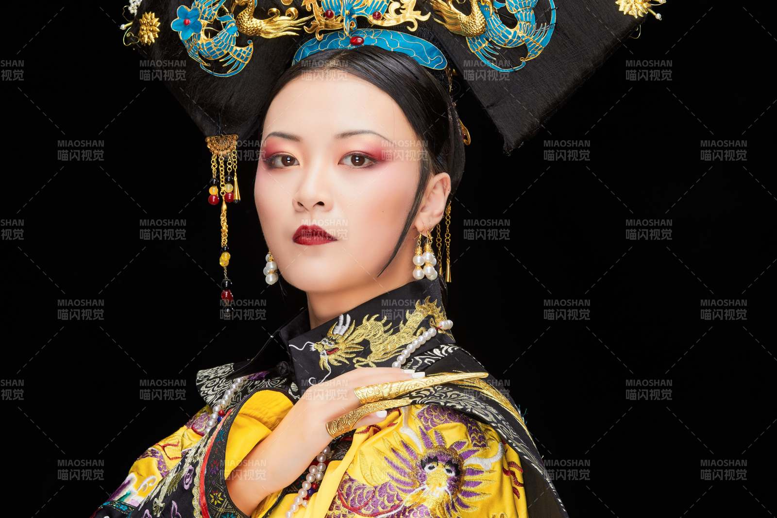 黑色背景下的清代皇后古装造型清朝古装图片