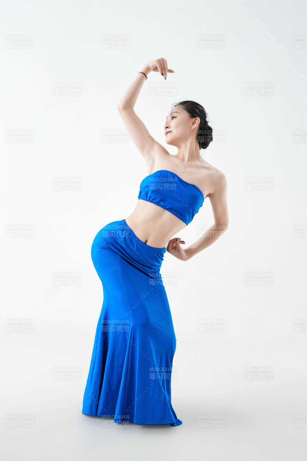 穿着傣族服饰跳孔雀舞的少女图片