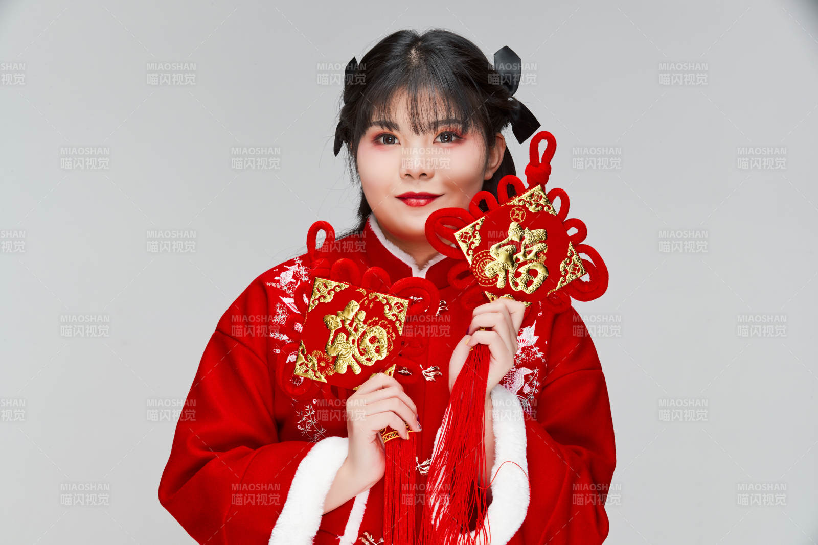 手拿福字身穿喜庆汉服的可爱少女图片