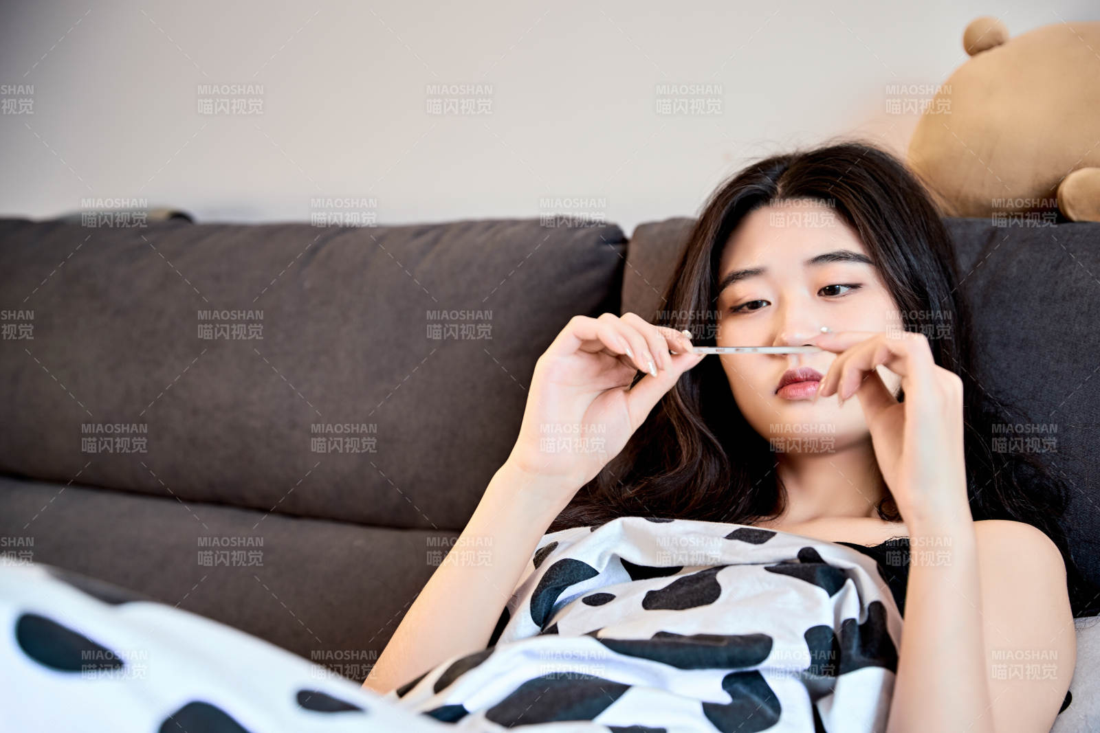 因为生病躺在床上的亚洲年轻少女图片