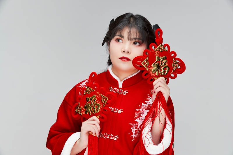 手拿福字身穿喜庆汉服的可爱少女图片