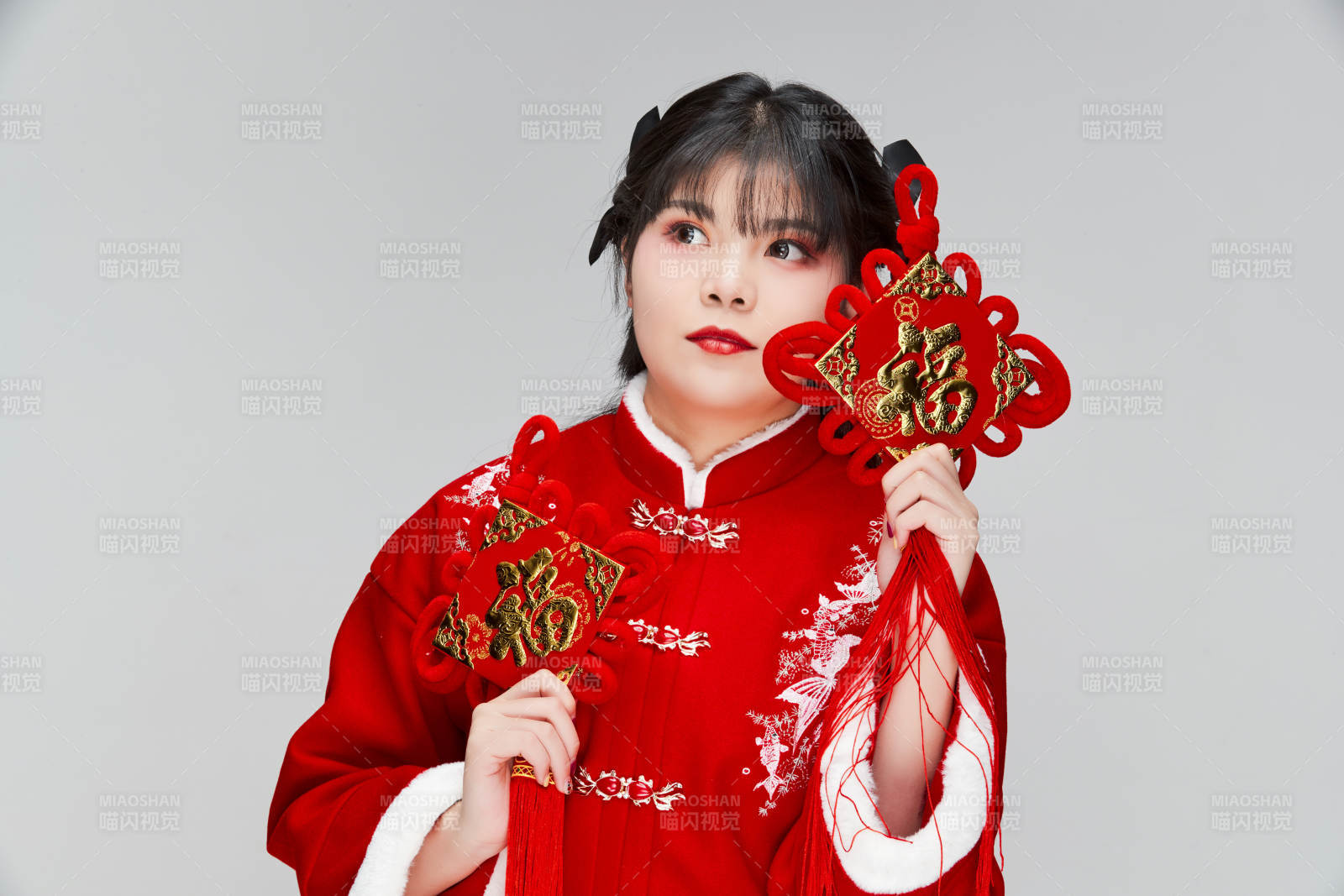 手拿福字身穿喜庆汉服的可爱少女图片