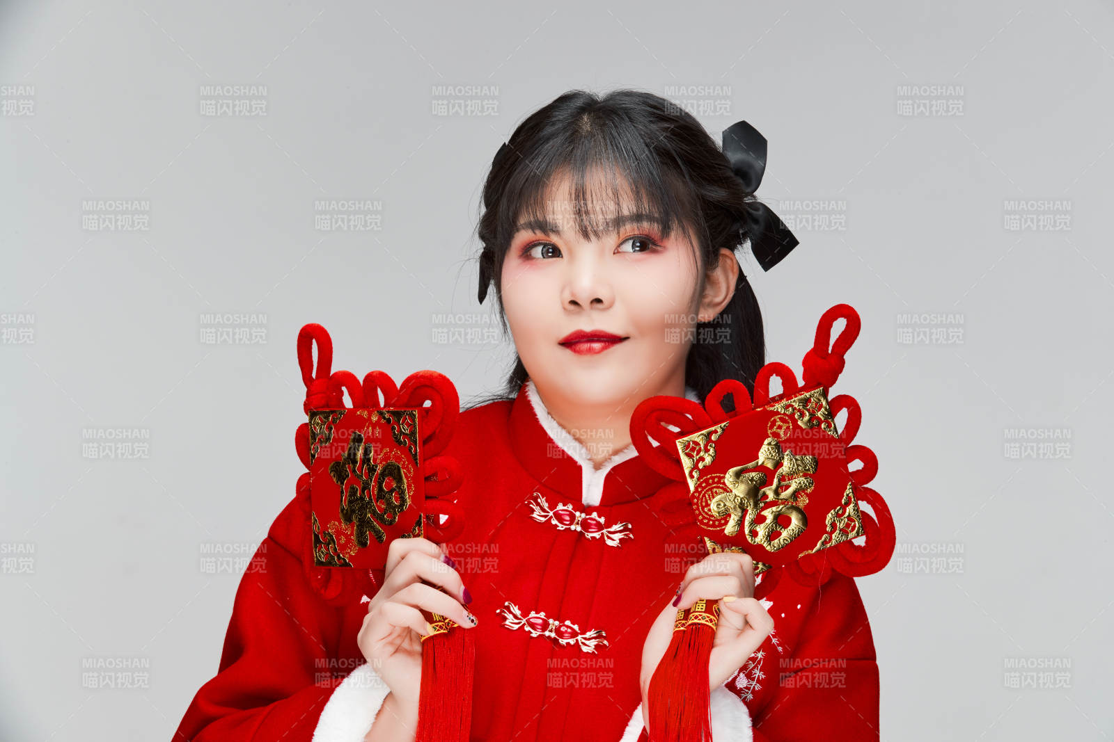 手拿福字身穿喜庆汉服的可爱少女图片